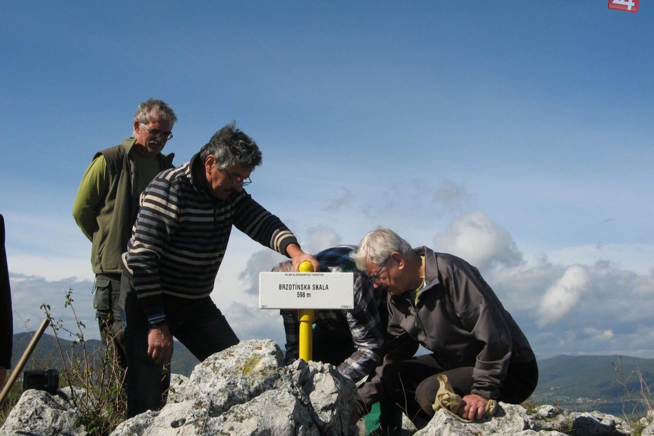 Ilustračný obrázok k článku Tieto výhľady si môžete užiť už aj vy: Skupina nadšencov z Rožňavy osadila smerovníky na Brzotínske skaly