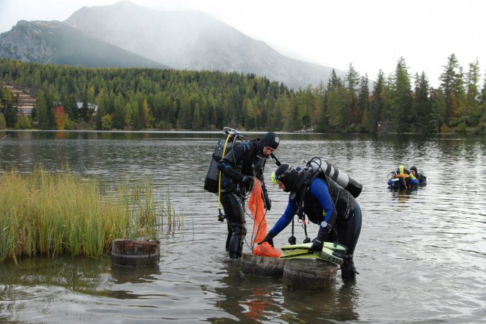 Ilustračný obrázok k článku Nekonečný tatranský príbeh: Potápači čistili plesá od odpadkov aj tento rok