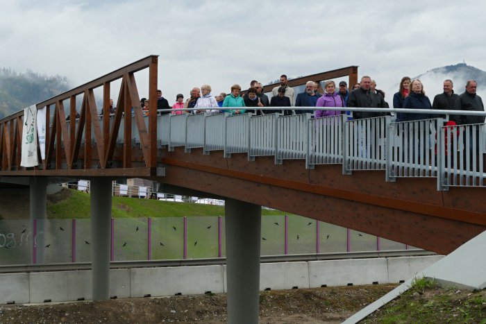 Ilustračný obrázok k článku Cyklisti a chodci sa dočkali: Prvé FOTO z novej lávky pri Žiline!