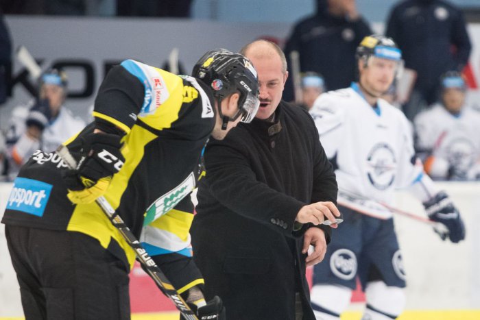 Ilustračný obrázok k článku V Detve hodil čestné buly Marian Kotleba: SZĽH odsúdil počínanie klubu