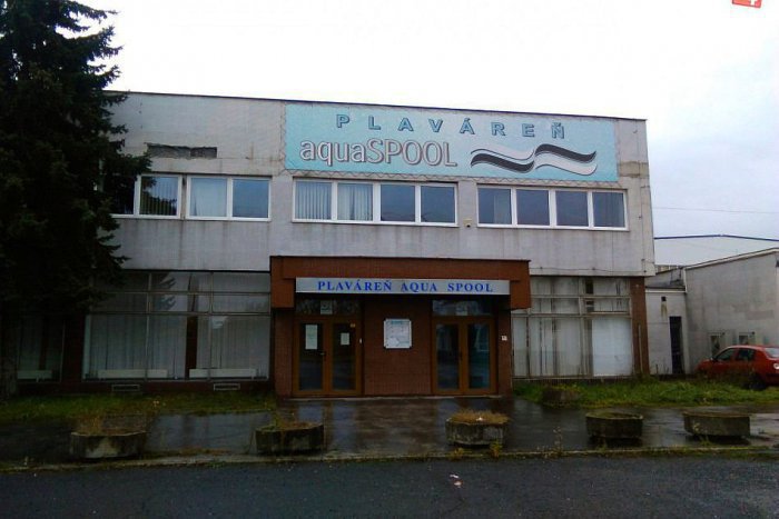 Ilustračný obrázok k článku Nádej po lete zhasla: Lučeneckú plaváreň nikto nechce