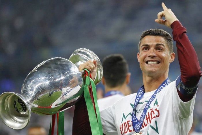 Ilustračný obrázok k článku Ostro sledovaná anketa: Ronaldo môže v Zlatej lopte vyrovnať Messiho