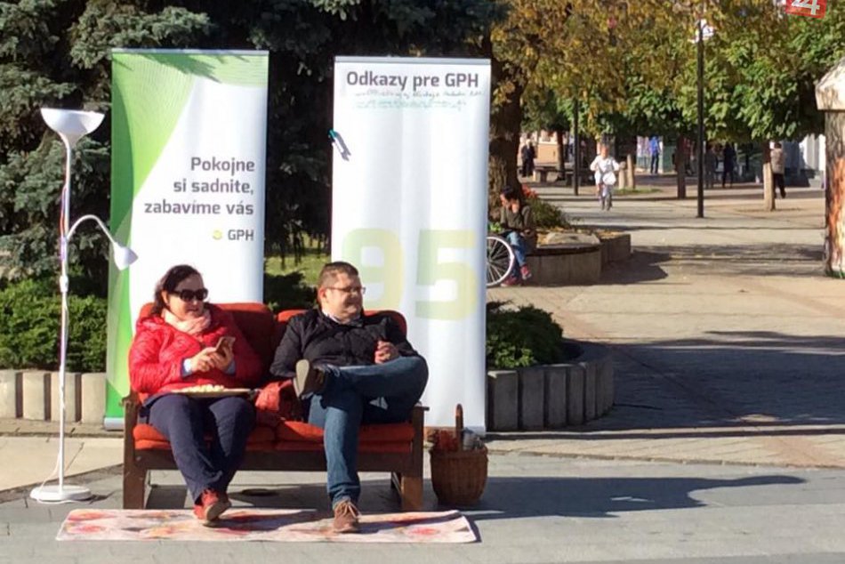 Ilustračný obrázok k článku Výjav, ktorý v Michalovciach upútal: Na ulici sedeli učitelia na gauči a to nebolo všetko, FOTO