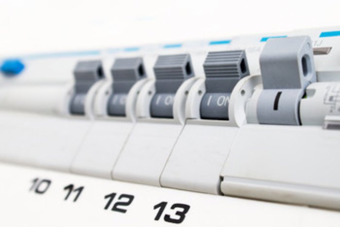 Ilustračný obrázok k článku Energetik radí: Vyhnite sa vysokým poplatkom so správnym ističom