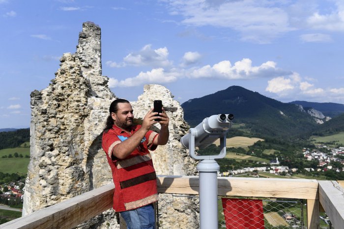 Ilustračný obrázok k článku Len nedávno ho otvorili a... Podozrivý pohyb na Považskom hrade!