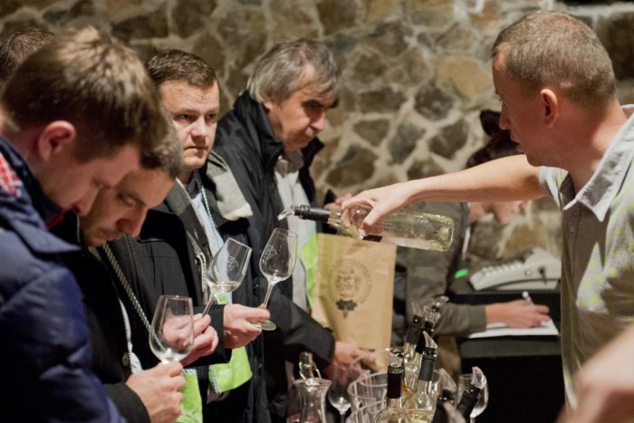 Ilustračný obrázok k článku Malokarpatské pivničky opäť otvoria svoje brány pre milovníkov vín