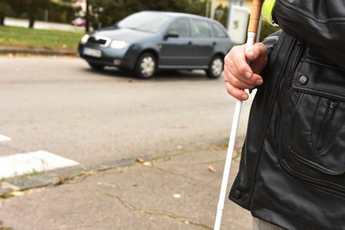 Ilustračný obrázok k článku Deň bielej palice upozorní Lučenčanov, ako správne reagovať na nevidiacich chodcov