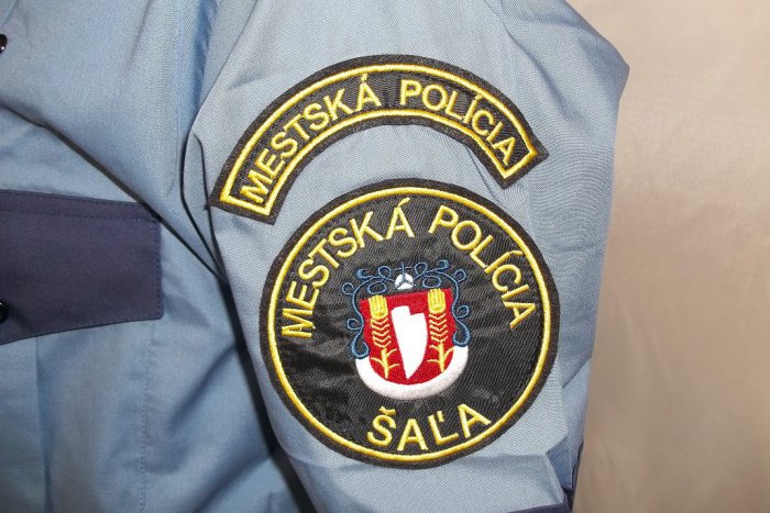 Ilustračný obrázok k článku Šalianski mestskí policajti sa činili: Zachránili ďalší ľudský život