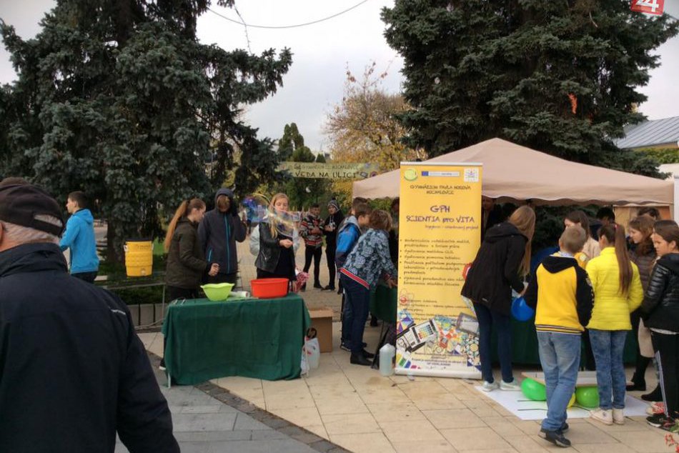 Ilustračný obrázok k článku Michalovskí gymnazisti prilákali na námestie kopu ľudí: V centre sa diali vedecké pokusy