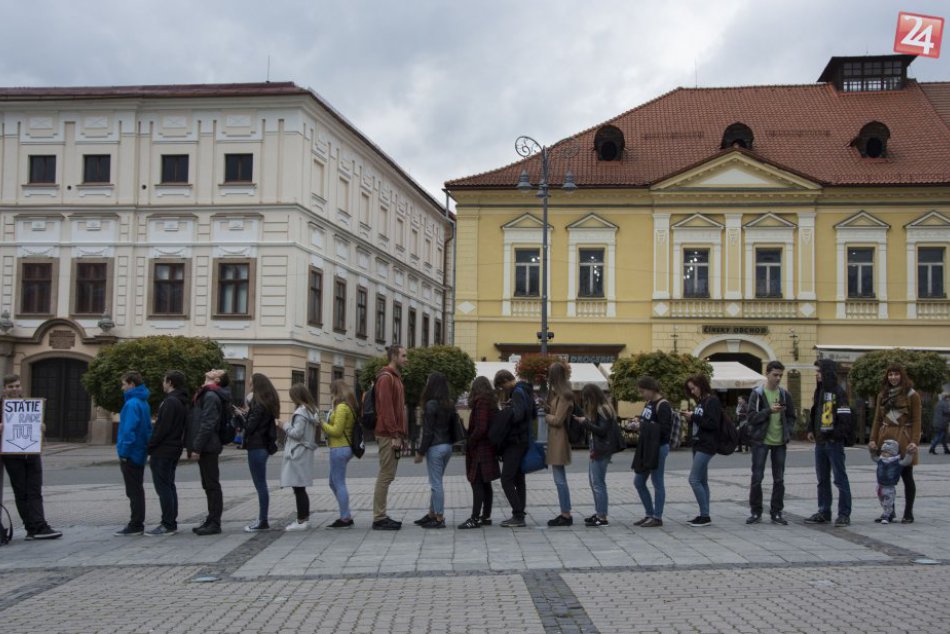 Ilustračný obrázok k článku FOTO: Zástup dlhší ako na výpredaje. Na bystrickom námestí sa vydarila riadna recesia