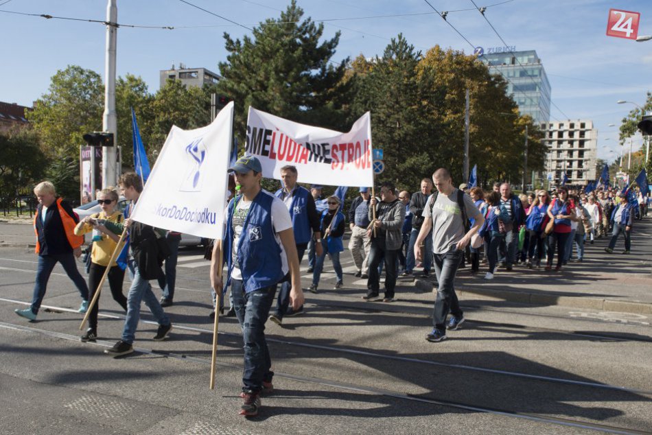 Ilustračný obrázok k článku OBRAZOM: Stovky ľudí pochodovali za skorší odchod do dôchodku