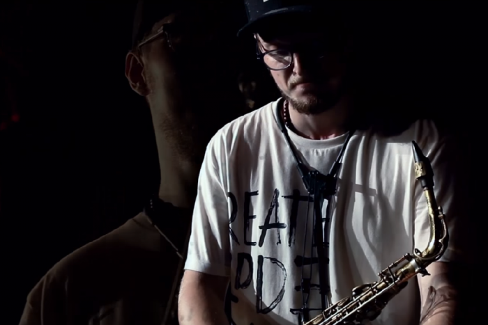 Ilustračný obrázok k článku Remeslu sa priúčal na svetoznámej škole: Vonku je debutová skladba nadaného Humenčana!