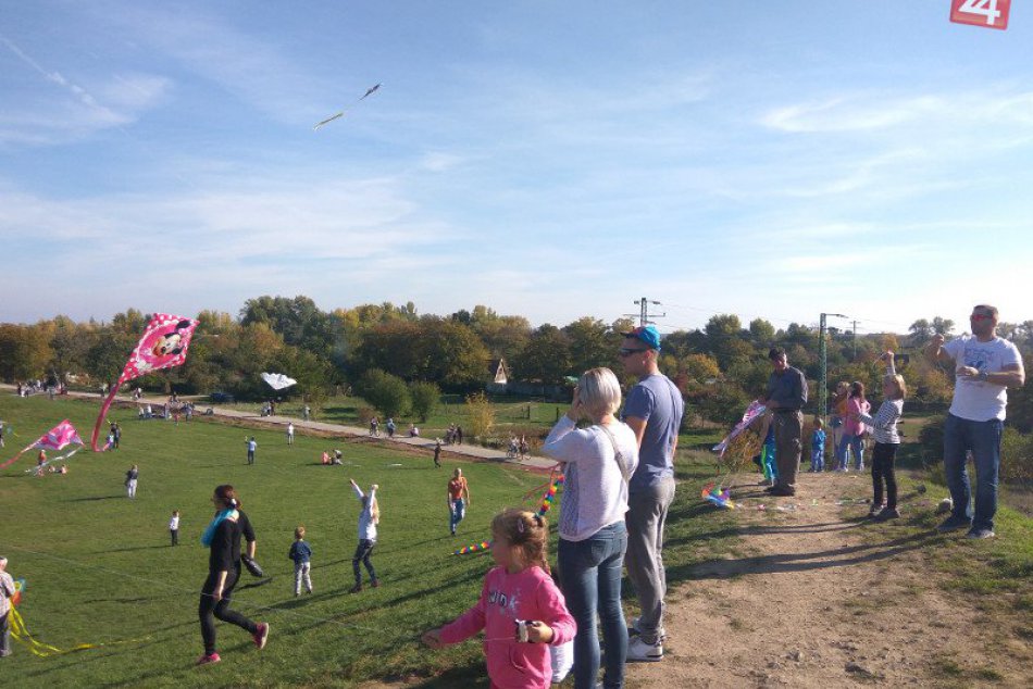 Ilustračný obrázok k článku FOTO: Oblohu nad Novými Zámkami spestrili desiatky drakov, konala sa Šarkaniáda