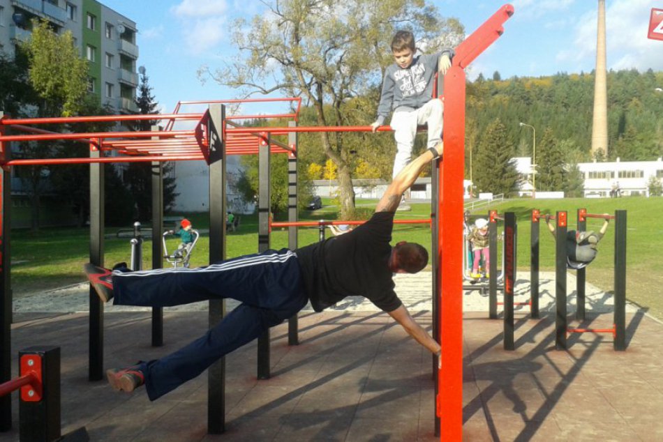 Ilustračný obrázok k článku Chalani z Považskej sa dočkali ihriska: Pozrite na VIDEU, aké na ňom robia kúsky