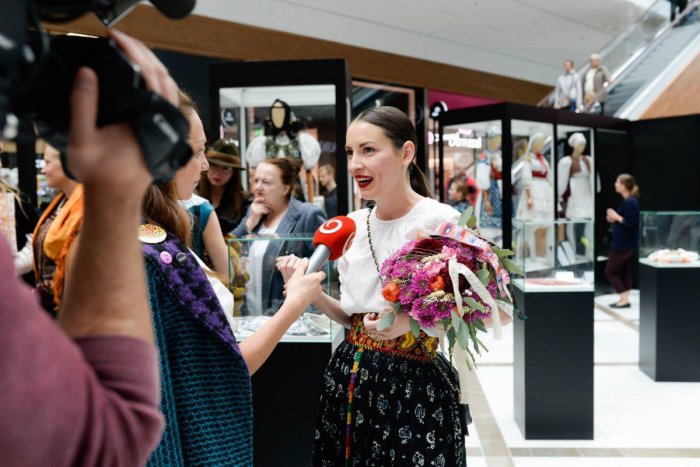 Ilustračný obrázok k článku Za krásou slovenských krojov nemusíte chodiť do múzea. Obdivujte ich pri nákupoch