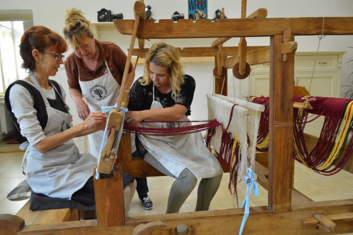 Ilustračný obrázok k článku Predviedli, ako sa to robí: Tkanie na krosnách je stále in, FOTO