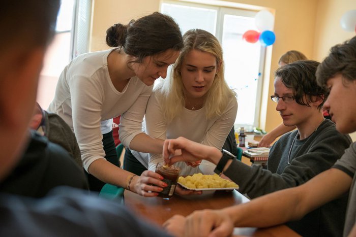 Ilustračný obrázok k článku Nemuseli ani vycestovať a ochutnali kúsok sveta: Na škole v Poprade vyskúšali slimáky a stretli Indiana Jonesa