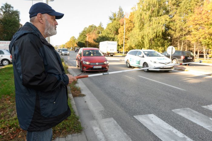 Ilustračný obrázok k článku Najnovšie štatistiky: Ľuďom s bielou palicou stále nezastavuje množstvo vodičov