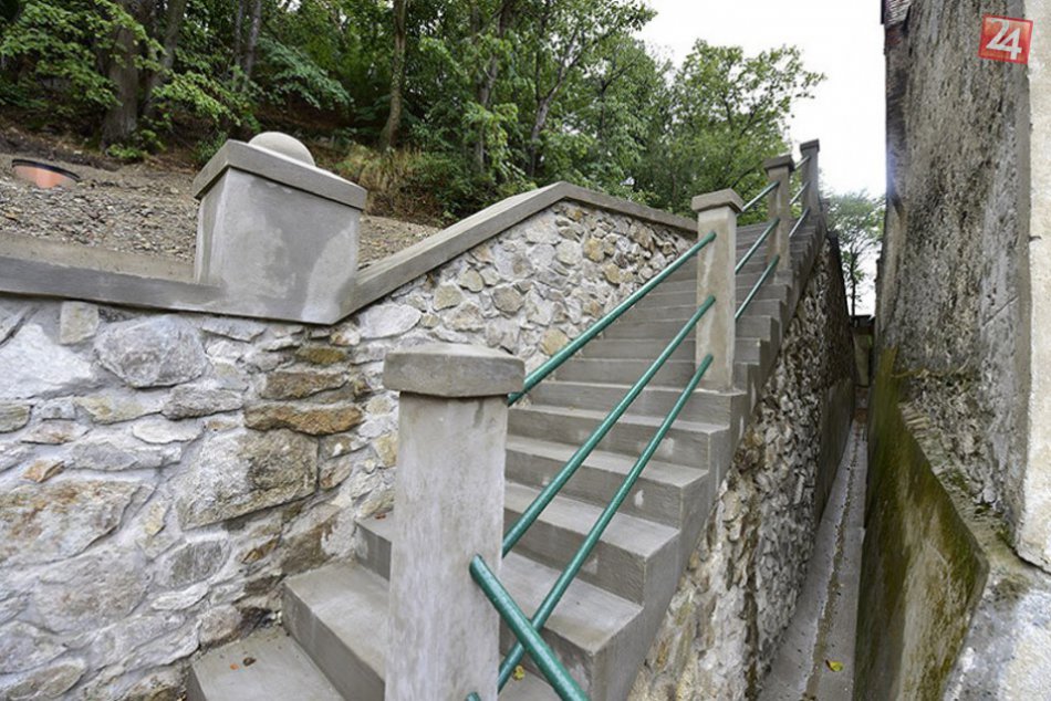 Ilustračný obrázok k článku Kraj opravuje kaštieľ v Modre. Stovky rokov starý tvar múru zostal zachovaný