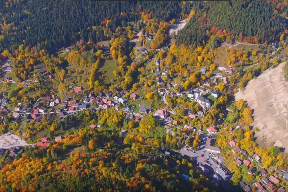 Ilustračný obrázok k článku VIDEO: Úžasná hra farieb zachytená z výšky. Takto ste Španiu Dolinu ešte nevideli