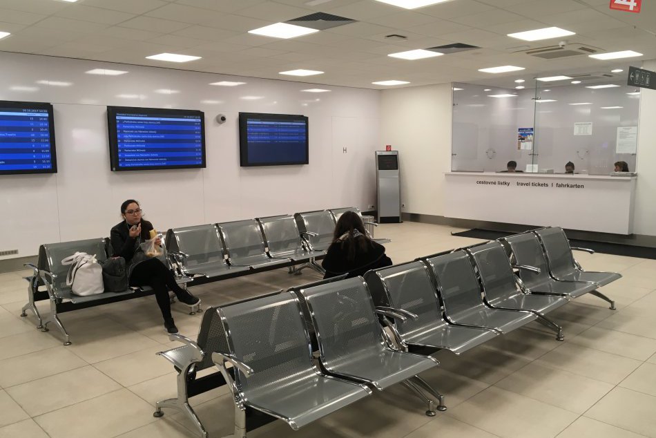 Ilustračný obrázok k článku FOTO: Bystričania sa dočkali. Na novej stanici si už dobijú karty aj kúpia miestenky