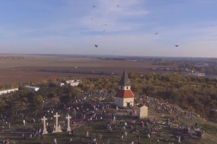 Ilustračný obrázok k článku Úchvatné VIDEO: Nebo nad nitrianskou Kalváriou zaplnili pestrofarebné šarkany