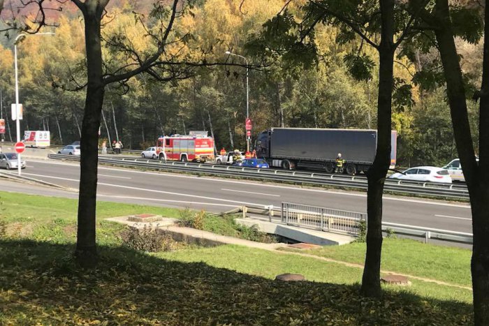 Ilustračný obrázok k článku Nehoda 3 áut s kamiónom na R1 v Bystrici. Prvé INFO z miesta