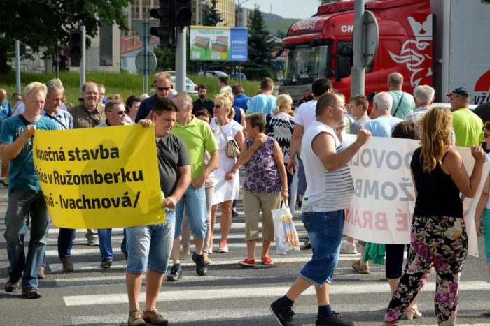 Ilustračný obrázok k článku Dolný Liptov zablokuje cesty v Rojkove,  Likavke a Liptovskej Osade