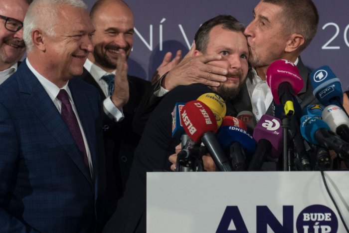 Ilustračný obrázok k článku Podľa Sulíka treba počkať na zloženie vlády: Reakcie slovenských politikov na české voľby