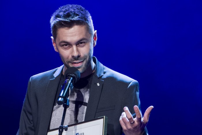 Ilustračný obrázok k článku Pocta pre speváka Adama Ďuricu: Na MTF STU v Trnave si prevzal ocenenie