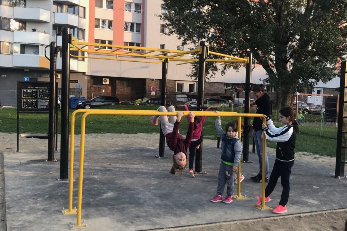 Ilustračný obrázok k článku VIDEO: Petržalka má tretie certifikované workoutové ihrisko, nájdete ho na Prokofievovej