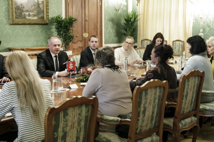 Ilustračný obrázok k článku Slovenské opatrovateľky už nechcú odchádzať od svojich rodín: Budú žiadať vyššie platy