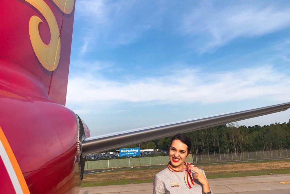 Ilustračný obrázok k článku Má zaujímavú prácu a celú kopu zážitkov: Lenka pracuje ako letuška, FOTO