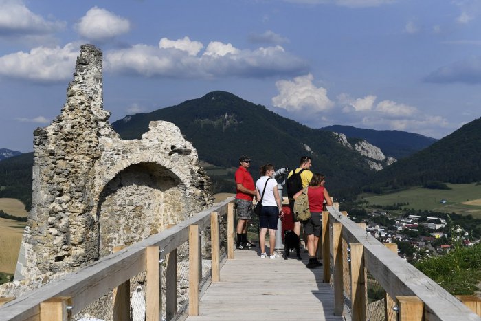 Ilustračný obrázok k článku Čakanie sa skončilo: Na Považský hrad sa vrátila vyhľadávaná atrakcia