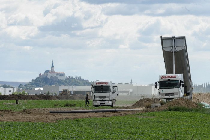 Ilustračný obrázok k článku Za poškodené cesty výstavbou Jaguaru v Nitre chce Slovenská správa ciest milióny eur