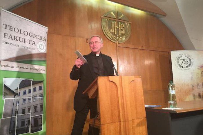 Ilustračný obrázok k článku Vzácna návšteva na akademickej pôde: Norbert Hofmann otvoril nové štúdiá TF TU