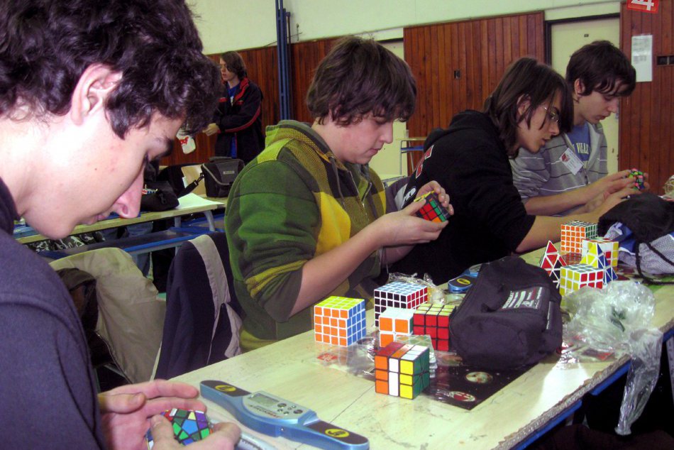Ilustračný obrázok k článku Veľké meranie síl bystrických študentov. Rozdajú si to v skladaní Rubikovej kocky