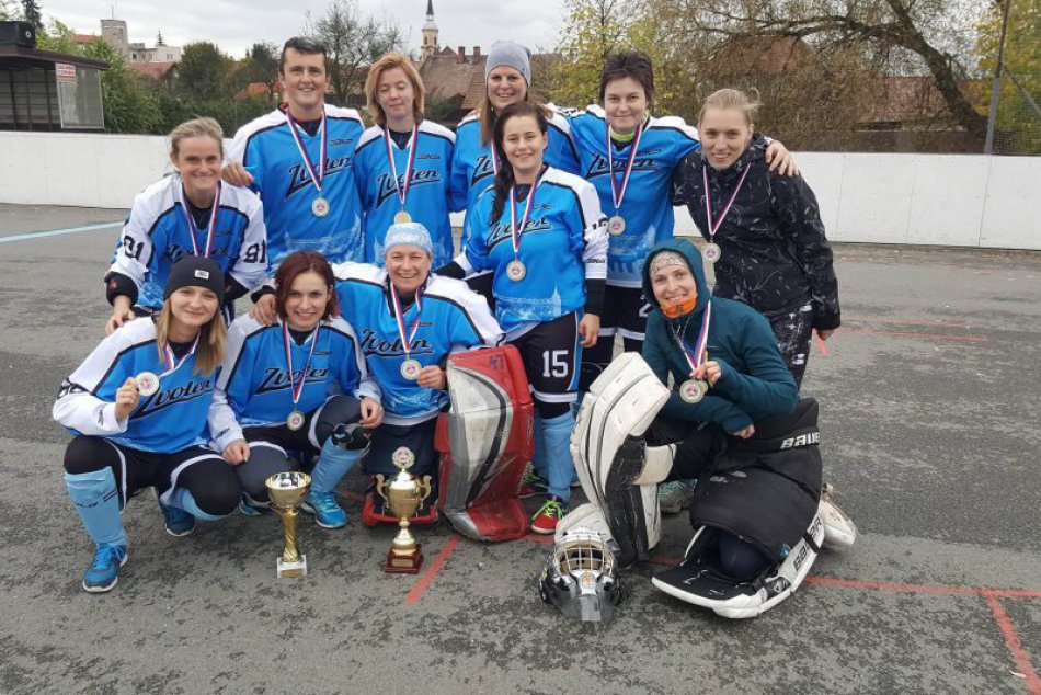 Ilustračný obrázok k článku FOTO: Parádny úspech Zvolenčaniek. Hokejbalový titul obhájili bez jedinej prehry