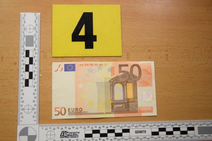 Ilustračný obrázok k článku Polícia pri preberaní obálky zadržala podvodníka z Lučenca