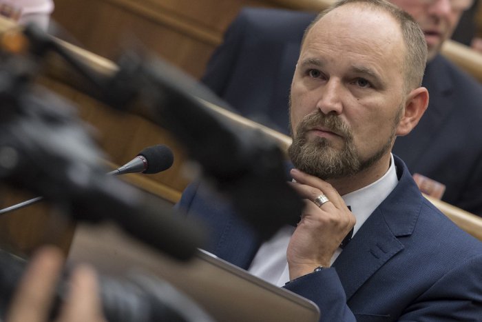 Ilustračný obrázok k článku Predseda TTSK si posvieti na cesty: Preverí stav posypového materiálu aj zmluvy