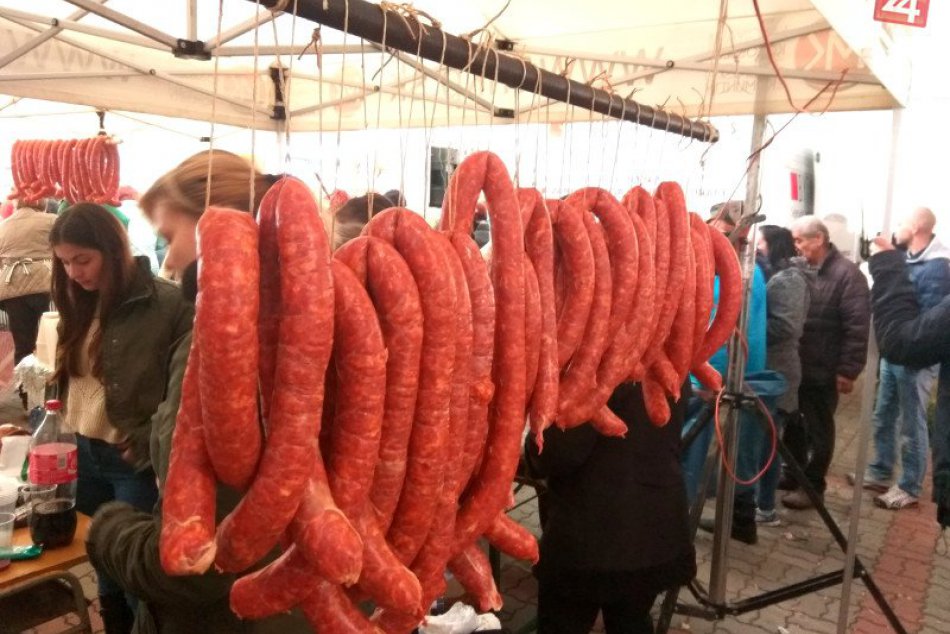 Ilustračný obrázok k článku Centrum Zámkov rozvoňajú klobásky: Do súťaže v ich výrobe sa hláste už teraz