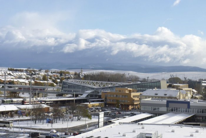 Ilustračný obrázok k článku Počasie udrie v plnej sile: Duť bude silný vietor, na horách víchrica aj sneh