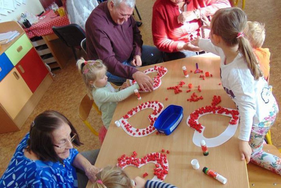 Ilustračný obrázok k článku Naozaj pekný nápad: Takto v Spišskej spojili najmladšiu a najstaršiu generáciu