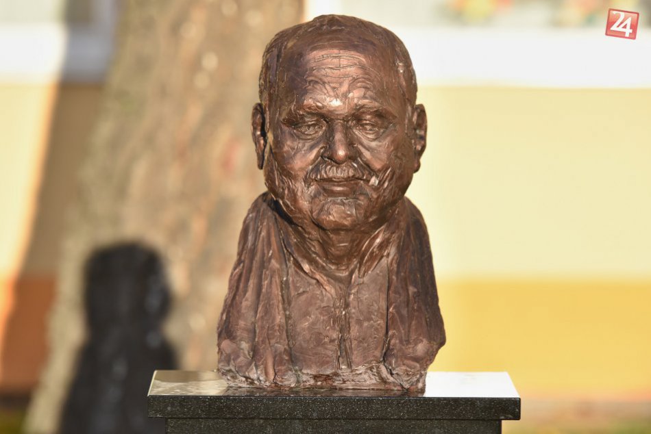 Ilustračný obrázok k článku FOTO: V Zelenči odhalili bustu režisérovi Bednárikovi. Ľudí víta nápisom