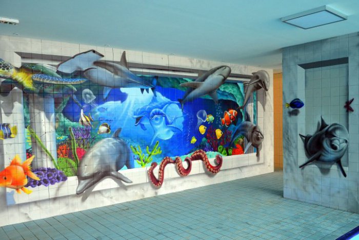 Ilustračný obrázok k článku Na plavárni v Humennom došlo k zmenám: Vynovené šatne, nová dlažba aj 3D maľba!