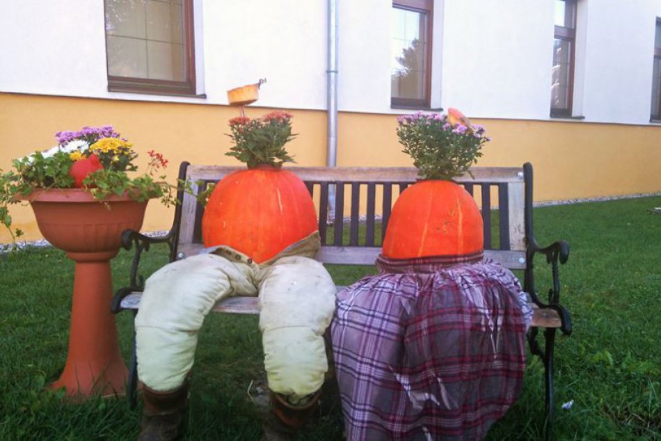 Ilustračný obrázok k článku Jesenná výzdoba v známej dedine púta pozornosť: Ľudí víta utešený tekvicový pár
