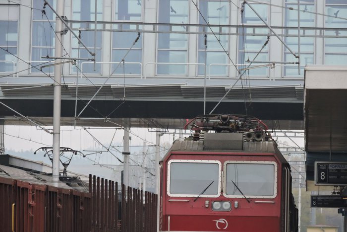 Ilustračný obrázok k článku Muža nad koľajnicami zachytili policajti, ktorí mu tak zachránili život!