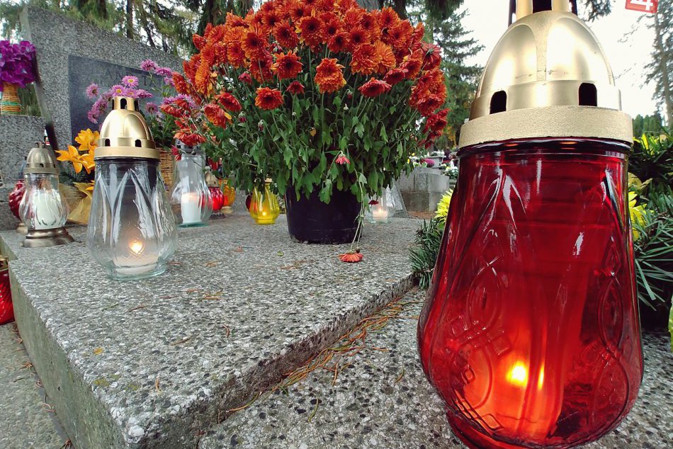 Ilustračný obrázok k článku Vandal poškodil štyri hroby na cintoríne, polícia podozrivého chytila