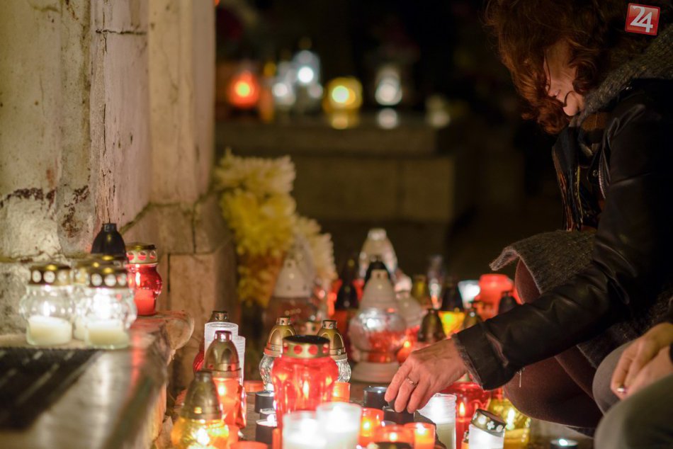 Ilustračný obrázok k článku Cintoríny zaplní svetlo sviečok: História blížiacich sa sviatkov je stará vyše 1000 rokov