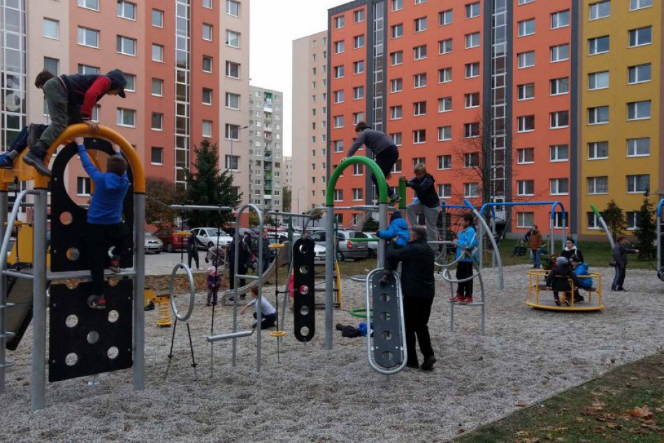 Ilustračný obrázok k článku Nové ihrisko na sídlisku Západ je hotové: Netradičné prvky prilákali malých aj väčších, FOTO